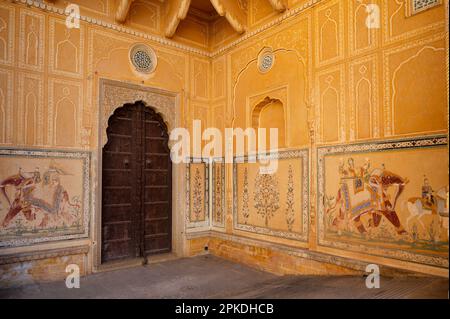 Farbenfrohe Gemälde an der Innenwand von Shri Madhavendra Bhavan, gelegen auf dem Gelände von Nahargarh Fort, Jaipur, Rajasthan, Indien Stockfoto