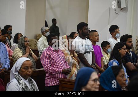 New Delhi, Delhi, Indien. 7. April 2023. Christen beten am Karfreitag in der Sacred Heart Cathedral in Neu-Delhi, Indien, am 7. April 2023. Karfreitag wird jedes Jahr zum Gedenken an den Tod und die Auferstehung Jesu Christi begangen. (Kreditbild: © Kabir Jhangiani/ZUMA Press Wire) NUR REDAKTIONELLE VERWENDUNG! Nicht für den kommerziellen GEBRAUCH! Stockfoto