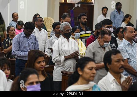 New Delhi, Delhi, Indien. 7. April 2023. Christen beten am Karfreitag in der Sacred Heart Cathedral in Neu-Delhi, Indien, am 7. April 2023. Karfreitag wird jedes Jahr zum Gedenken an den Tod und die Auferstehung Jesu Christi begangen. (Kreditbild: © Kabir Jhangiani/ZUMA Press Wire) NUR REDAKTIONELLE VERWENDUNG! Nicht für den kommerziellen GEBRAUCH! Stockfoto