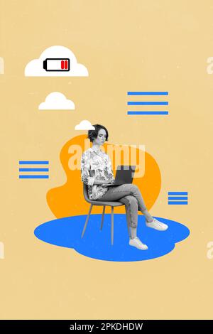 Vertikale kreative Fotocollage eines müden Mädchens, das auf dem Stuhl sitzt, schauen Sie sich den Laptop an, der hart an einem Projekt arbeitet, isoliert auf pastellfarbenem Hintergrund Stockfoto