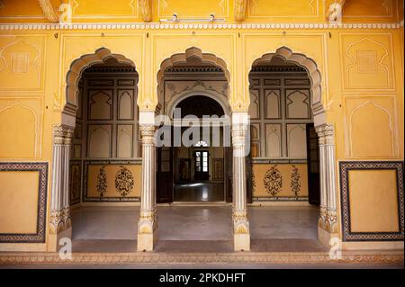 Farbenfrohe Gemälde an der Innenwand von Shri Madhavendra Bhavan, Jaipur, Rajasthan, Indien Stockfoto