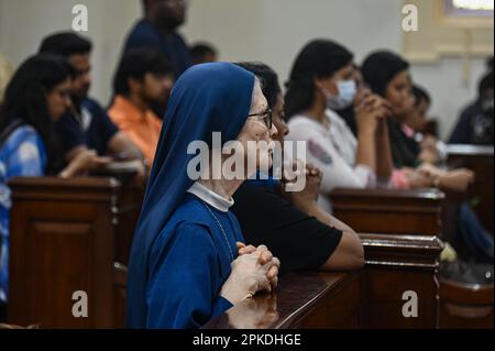 New Delhi, Delhi, Indien. 7. April 2023. Eine christliche Frau betet am Karfreitag in der Sacred Heart Cathedral in Neu-Delhi, Indien, am 7. April 2023. Karfreitag wird jedes Jahr zum Gedenken an den Tod und die Auferstehung Jesu Christi begangen. (Kreditbild: © Kabir Jhangiani/ZUMA Press Wire) NUR REDAKTIONELLE VERWENDUNG! Nicht für den kommerziellen GEBRAUCH! Stockfoto