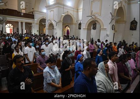 New Delhi, Delhi, Indien. 7. April 2023. Christen beten am Karfreitag in der Sacred Heart Cathedral in Neu-Delhi, Indien, am 7. April 2023. Karfreitag wird jedes Jahr zum Gedenken an den Tod und die Auferstehung Jesu Christi begangen. (Kreditbild: © Kabir Jhangiani/ZUMA Press Wire) NUR REDAKTIONELLE VERWENDUNG! Nicht für den kommerziellen GEBRAUCH! Stockfoto