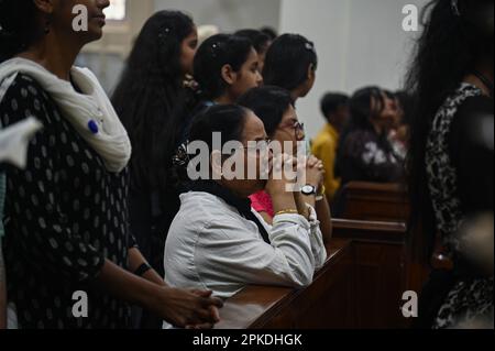 New Delhi, Delhi, Indien. 7. April 2023. Eine christliche Frau betet am Karfreitag in der Sacred Heart Cathedral in Neu-Delhi, Indien, am 7. April 2023. Karfreitag wird jedes Jahr zum Gedenken an den Tod und die Auferstehung Jesu Christi begangen. (Kreditbild: © Kabir Jhangiani/ZUMA Press Wire) NUR REDAKTIONELLE VERWENDUNG! Nicht für den kommerziellen GEBRAUCH! Stockfoto