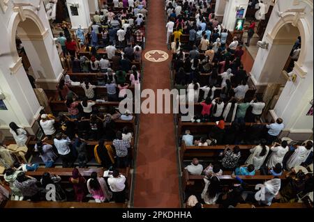 New Delhi, Delhi, Indien. 7. April 2023. Christen beten am Karfreitag in der Sacred Heart Cathedral in Neu-Delhi, Indien, am 7. April 2023. Karfreitag wird jedes Jahr zum Gedenken an den Tod und die Auferstehung Jesu Christi begangen. (Kreditbild: © Kabir Jhangiani/ZUMA Press Wire) NUR REDAKTIONELLE VERWENDUNG! Nicht für den kommerziellen GEBRAUCH! Stockfoto