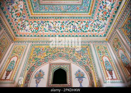 Farbenfrohe Gemälde an der Innenwand von Shri Madhavendra Bhavan, Jaipur, Rajasthan, Indien Stockfoto