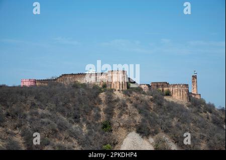 Außenansicht und Festungsmauer des Jaigarh Fort vom Weg zum Nahargarh Fort, das sich in Jaipur, Rajasthan, Indien befindet Stockfoto