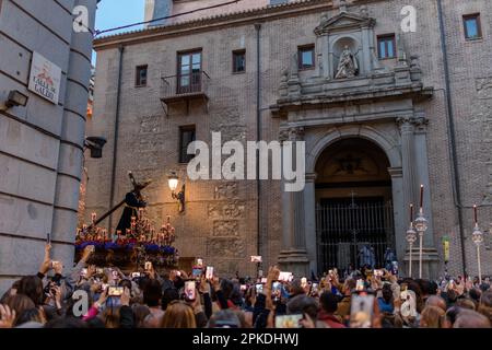 Madrid, Madrid, Spanien. 5. April 2023. Die Prozession von „Los Gitanos“ ist typisch für das Zentrum von Madrid und verläuft nach Verlassen der Kirche El Carmen Stockfoto