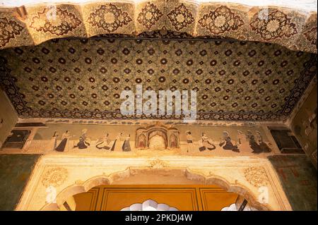 Farbenfrohe Gemälde an der Innenwand von Shri Gyan Gopalji Mandir, das sich auf dem Gelände von Galtaji Mandir, Jaipur, Rajasthan, Indien befindet Stockfoto