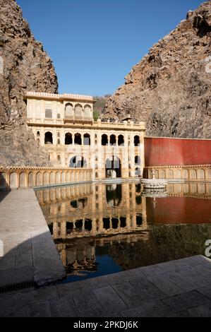 Zanana Kund, Ladies Pool, befindet sich auf dem Gelände von Galtaji Mandir und ist eine alte hinduistische Pilgerreise, Jaipur, Rajasthan, Indien Stockfoto