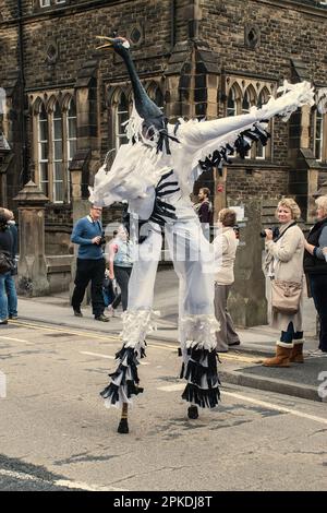 Stilt führt die Parade beim Skipton Puppet Festival 2015 an. Stockfoto