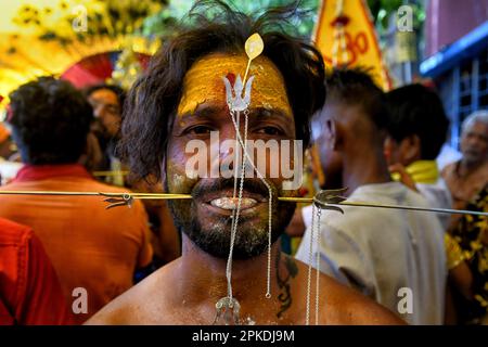 Bandel, Indien. 06. April 2023. Während des religiösen Festivals in Vel Vel Vel in Westbengalen wird ein Anhänger mit einem Maul, der von einem Speer durchbohrt wird (auch als göttlicher Speer bekannt), gesehen. Velvel ist ein Hindu-Festival, das dem Hindu-Gott Murugan/Mutthumariamman gewidmet ist und im April gefeiert wird. Die Gläubigen führen verschiedene schmerzhafte Rituale durch, oft mit Piercing, in der Überzeugung, dass Gott Murugan/Mutthumariamman ihre Familienmitglieder für das nächste Jahr vor allen bösen Mächten retten wird. (Foto: Avishek das/SOPA Images/Sipa USA) Guthaben: SIPA USA/Alamy Live News Stockfoto