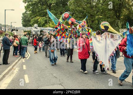 Riesenvögel auf der Straßenparade beim Skipton Puppet Festival 2015. Stockfoto