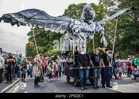 Riesenvögel auf der Straßenparade beim Skipton Puppet Festival 2015. Stockfoto