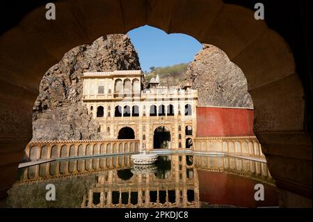 Zanana Kund, Ladies Pool, befindet sich auf dem Gelände von Galtaji Mandir und ist eine alte hinduistische Pilgerreise, Jaipur, Rajasthan, Indien Stockfoto