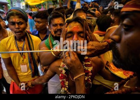 Bandel, Indien. 06. April 2023. Ein Gläubiger wird während des religiösen Festivals Vel Vel in Westbengalen von einem Speer (auch als göttlicher Speer bekannt) durchbohrt. Velvel ist ein Hindu-Festival, das dem Hindu-Gott Murugan/Mutthumariamman gewidmet ist und im April gefeiert wird. Die Gläubigen führen verschiedene schmerzhafte Rituale durch, oft mit Piercing, in der Überzeugung, dass Gott Murugan/Mutthumariamman ihre Familienmitglieder für das nächste Jahr vor allen bösen Mächten retten wird. (Foto: Avishek das/SOPA Images/Sipa USA) Guthaben: SIPA USA/Alamy Live News Stockfoto