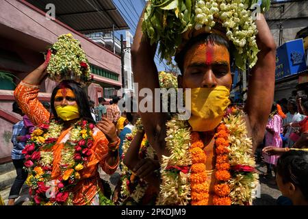 Bandel, Indien. 06. April 2023. Gläubige, die während der religiösen Veranstaltung in Vel Vel in Westbengalen in Schlange standen. Velvel ist ein Hindu-Festival, das dem Hindu-Gott Murugan/Mutthumariamman gewidmet ist und im April gefeiert wird. Die Gläubigen führen verschiedene schmerzhafte Rituale durch, oft mit Piercing, in der Überzeugung, dass Gott Murugan/Mutthumariamman ihre Familienmitglieder für das nächste Jahr vor allen bösen Mächten retten wird. (Foto: Avishek das/SOPA Images/Sipa USA) Guthaben: SIPA USA/Alamy Live News Stockfoto