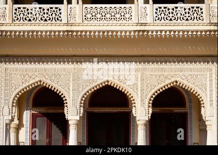 Außenfassaden des Innenhofs von Mubarak Mahal, vollständig entwickelt bis 1900, Stadtpalast, Jaipur, Rajasthan, Indien Stockfoto