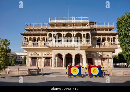 Außenfassaden des Innenhofs von Mubarak Mahal, vollständig entwickelt bis 1900, Stadtpalast, Jaipur, Rajasthan, Indien Stockfoto