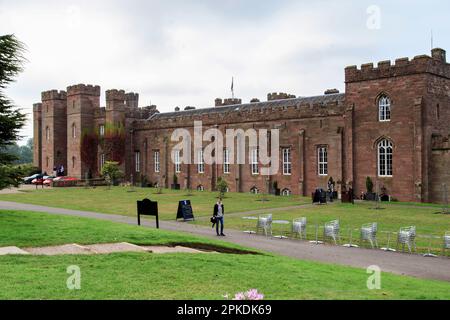 SCONE, GROSSBRITANNIEN - 11. SEPTEMBER 2014: Dies ist der Scone Palace, in der Nähe, eine Nachbildung des berühmten schottischen Krönungssteins von Scone. Stockfoto