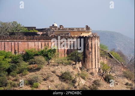 Außenfassaden und Festungsmauer des Jaigarh Fort auf Cheel ka Teela oder Hill of Eagles der Aravalli Range gelegen, überblickt es das Amer Fort und Th Stockfoto