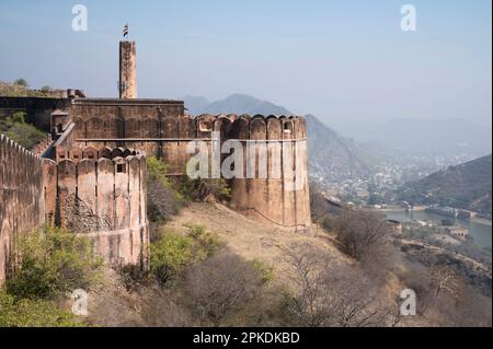 Außenfassaden und Festungsmauer des Jaigarh Fort auf Cheel ka Teela oder Hill of Eagles der Aravalli Range gelegen, überblickt es das Amer Fort und Th Stockfoto