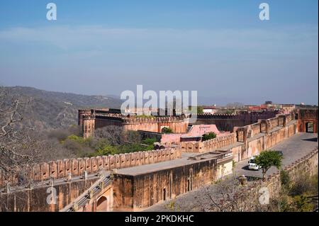 Außenfassaden und Festungsmauer des Jaigarh Fort auf Cheel ka Teela oder Hill of Eagles der Aravalli Range gelegen, überblickt es das Amer Fort und Th Stockfoto