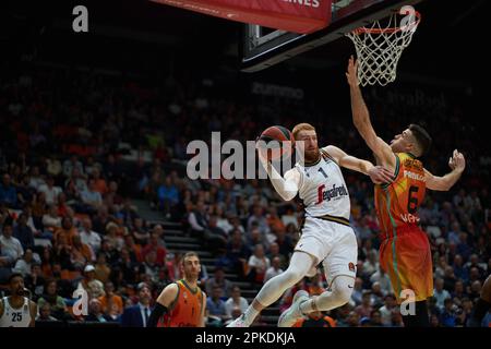 Niccolo Mannnion von Virtus Segafredo Bologna Roster (L) und Xabi Lopez Arostegui von Valencia Corb (R) in Aktion während der regulären Saison der Turkish Airlines EuroLeague Runde 33 in der Fuente de San Luis Sport Hall.Valencia Basket 79:68 Virtus Segafredo Bologna Roster (Foto: Vicente Vidal Fernandez/Sipa USA) Stockfoto