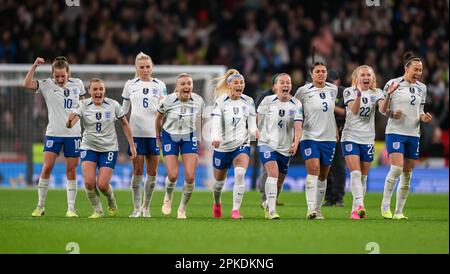 06. April 2023 - England gegen Brasilien - Women’s Finalissima - Wembley Stadium das englische Team sieht Rachel Daly beim Elfmeterschießen während des Women's Finalissima 2023 in Wembley zu, während sie Brasilien bei den Elfmetern um 4-2 schlägt. Rachel Daly, Keira Walsh, Lucy Bronze, Lea Williamson, Alex Greenwood, Jessica Carter, Georgia Stanway, Ella Toone, Lauren James, Alessia Russo, Lauren Hemp. Bild : Mark Pain / Alamy Live News Stockfoto