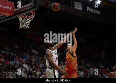 Valencia, Spanien. 06. April 2023. Semi Ojeleye von Virtus Segafredo Bologna Roster (L) und Josep Puerto von Valencia Korb (R) in Aktion während der regulären Saison der Turkish Airlines EuroLeague Runde 33 in der Fuente de San Luis Sporthalle.Valencia Korb 79:68 Virtus Segafredo Bologna Roster (Foto: Vicente Vidal Fernandez/SOPA Images/Sipa USA) Guthaben: SIPA USA/Alamy Live News Stockfoto