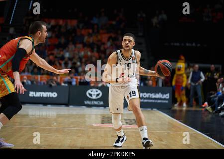 Valencia, Spanien. 06. April 2023. Iffe Lundberg von Virtus Segafredo Bologna Roster in Aktion während der regulären Saison der Turkish Airlines EuroLeague Runde 33 in der Fuente de San Luis Sport Hall. Valencia Basket 79:68 Virtus Segafredo Bologna Roster (Foto: Vicente Vidal Fernandez/SOPA Images/Sipa USA). Guthaben: SIPA USA/Alamy Live News Stockfoto