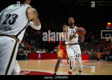 Valencia, Spanien. 06. April 2023. Jordan Mickey von Virtus Segafredo Bologna Roster in Aktion während der regulären Saison der Turkish Airlines EuroLeague Runde 33 in der Fuente de San Luis Sport Hall. Valencia Basket 79:68 Virtus Segafredo Bologna Roster (Foto: Vicente Vidal Fernandez/SOPA Images/Sipa USA) Guthaben: SIPA USA/Alamy Live News Stockfoto