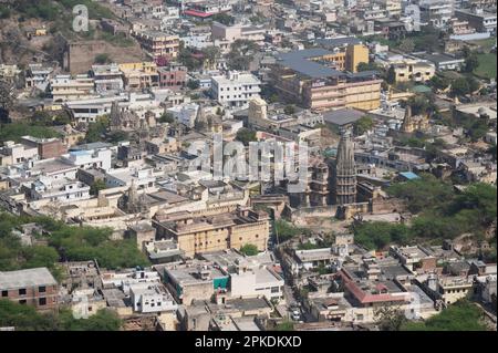 Jaipur Stadt und alte Tempel am Fuße des Jaigarh Fort gelegen auf Cheel ka Teela oder Hill of Eagles der Aravalli Range, überblickt es Stockfoto