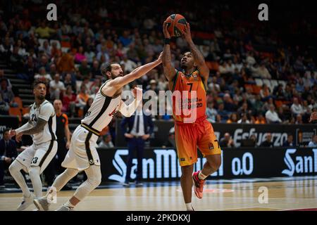 Tornike Shengelia von Virtus Segafredo Bologna Roster (L) und Chris Jones von Valencia Corb (R) in Aktion während der regulären Saison der Turkish Airlines EuroLeague Runde 33 in der Fuente de San Luis Sporthalle.Valencia Basket 79:68 Virtus Segafredo Bologna Roster (Foto: Vicente Vidal Fernandez / SOPA Images/Sipa USA) Stockfoto