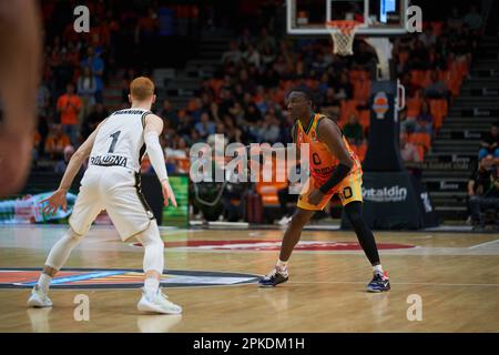 Niccolo Mannnion von Virtus Segafredo Bologna Roster (L) und Jared Harper von Valencia Corb (R) in Aktion während der regulären Saison der Turkish Airlines EuroLeague Runde 33 in der Fuente de San Luis Sport Hall.Valencia Basket 79:68 Virtus Segafredo Bologna Roster (Foto: Vicente Vidal Fernandez / SOPA Images/Sipa USA) Stockfoto