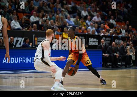 Niccolo Mannnion von Virtus Segafredo Bologna Roster (L) und Jared Harper von Valencia Corb (R) in Aktion während der regulären Saison der Turkish Airlines EuroLeague Runde 33 in der Fuente de San Luis Sport Hall.Valencia Basket 79:68 Virtus Segafredo Bologna Roster (Foto: Vicente Vidal Fernandez / SOPA Images/Sipa USA) Stockfoto