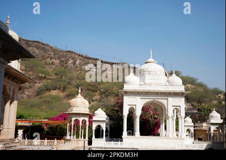 Gaitore Ki Chhatriyan, dieser Ort beherbergt traditionelle Denkmäler zu Ehren der königlichen Männer der Vergangenheit, Maharaja Jai Singh II., dem Gründer von Jaipur, Stockfoto