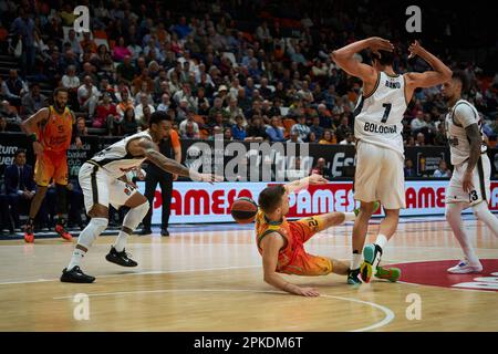 Martin Hermannsson von Valencia Corb (L) und Ismael Bako von Virtus Segafredo Bologna Roster (R) in Aktion während der regulären Saison der Turkish Airlines EuroLeague Runde 33 in der Fuente de San Luis Sporthalle. Valencia Basket 79:68 Virtus Segafredo Bologna Roster (Foto: Vicente Vidal Fernandez / SOPA Images/Sipa USA) Stockfoto