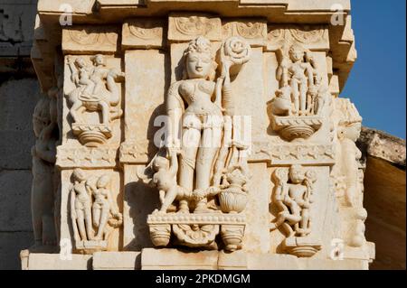 Geschnitzte Säulen von Shri Jagat Shiromani Mandir, ist ein hinduistischer Tempel in Amer, dieser Tempel ist den hinduistischen Göttern Meera bai, Krishna und V gewidmet Stockfoto