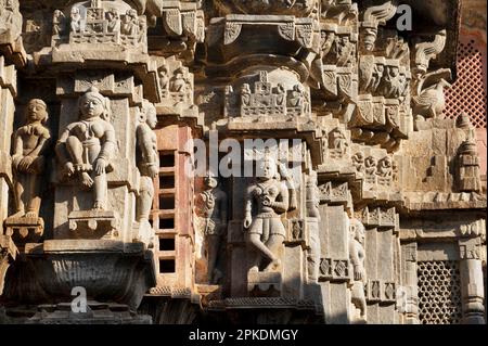 Geschnitzte Säulen von Shri Jagat Shiromani Mandir, einem Hindu-Tempel in Amer, erbaut zwischen 1599 und 1608 v. Chr. von Königin Kanakwati, Jaipur, Rajas Stockfoto