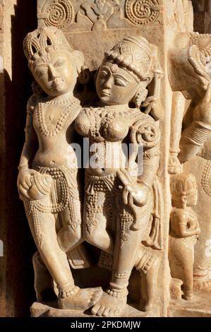 Geschnitzte Säulen von Shri Jagat Shiromani Mandir, einem hinduistischen Tempel in Amer, ist dieser Tempel den hinduistischen Göttern Meera bai, Krishna und Vish gewidmet Stockfoto