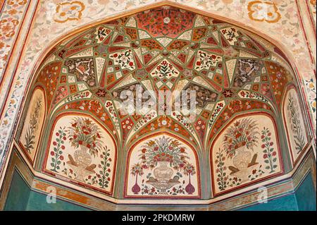 Farbenfrohe Fresken auf Ganesh Pol oder Ganesh Gate. Dieser Eingang ist der Eintritt in die privaten Paläste der Maharajas in Amber Fort, Jaipur, Rajasthan Stockfoto