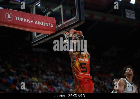 Valencia, Spanien. 06. April 2023. James Web of Valencia Basket in Aktion während der regulären Saison der Turkish Airlines EuroLeague Runde 33 in der Fuente de San Luis Sport Hall. Valencia Basket 79:68 Virtus Segafredo Bologna Roster Credit: SOPA Images Limited/Alamy Live News Stockfoto