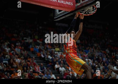 Valencia, Spanien. 06. April 2023. Kyle Alexander von Valencia Basket in Aktion während der regulären Saison der Turkish Airlines EuroLeague Runde 33 in der Fuente de San Luis Sport Hall. Valencia Basket 79:68 Virtus Segafredo Bologna Roster Credit: SOPA Images Limited/Alamy Live News Stockfoto