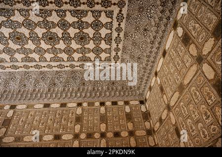 Aufwändige Spiegelglasarbeiten an Wänden und Decken von Diwan-i-Khas oder im Saal der privaten Zuschauer. Auch als Sheesh Mahal oder Glass Palace bezeichnet Stockfoto