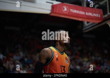 Valencia, Spanien. 06. April 2023. Shannoon Evans von Valencia Korb während der regulären Saison der Turkish Airlines EuroLeague Runde 33 in der Fuente de San Luis Sport Hall gesehen. Valencia Korb 79:68 Virtus Segafredo Bologna Roster Credit: SOPA Images Limited/Alamy Live News Stockfoto