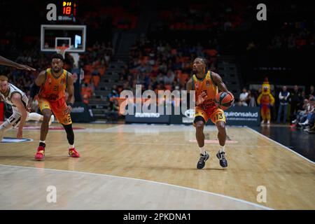 Valencia, Spanien. 06. April 2023. Shannoon Evans von Valencia Basket in Aktion während der regulären Saison der Turkish Airlines EuroLeague Runde 33 in der Fuente de San Luis Sport Hall. Valencia Basket 79:68 Virtus Segafredo Bologna Roster Credit: SOPA Images Limited/Alamy Live News Stockfoto