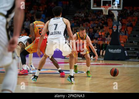 Valencia, Spanien. 06. April 2023. Martin Hermannsson von Valencia Basket in Aktion während der regulären Saison der Turkish Airlines EuroLeague Runde 33 in der Fuente de San Luis Sport Hall. Valencia Basket 79:68 Virtus Segafredo Bologna Roster Credit: SOPA Images Limited/Alamy Live News Stockfoto