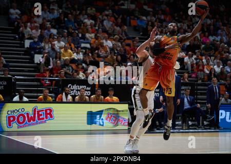 Valencia, Spanien. 06. April 2023. Shannoon Evans von Valencia Basket in Aktion während der regulären Saison der Turkish Airlines EuroLeague Runde 33 in der Fuente de San Luis Sport Hall. Valencia Basket 79:68 Virtus Segafredo Bologna Roster Credit: SOPA Images Limited/Alamy Live News Stockfoto