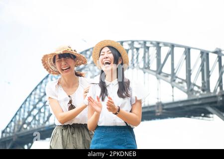 Zwei Frauen, die vor der Brücke lachen Stockfoto